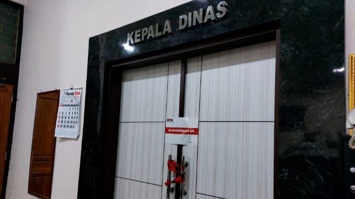 Petugas KPK menyegel ruang kerja Kepala DPUPR Kabupaten Pemalang dalam penyidikan dugaan tindak pidana korupsi.