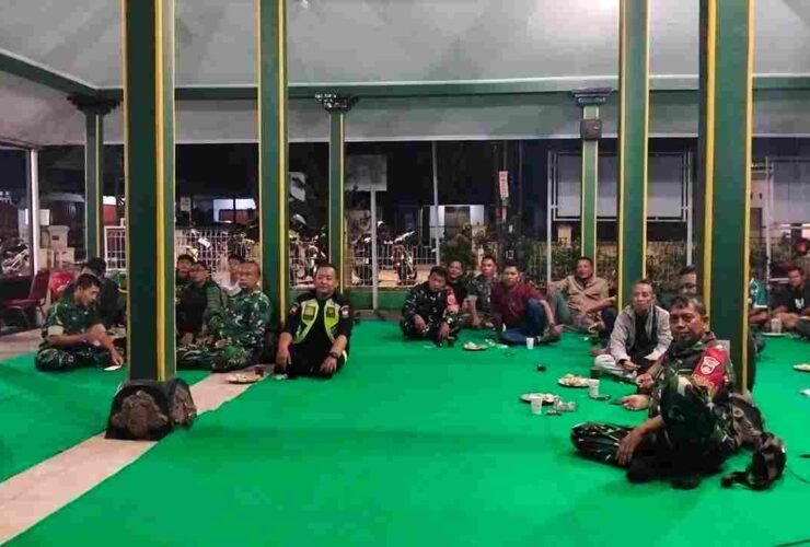 Nonton bareng Piala Dunia 2026 TNI Pemalang di Makoramil Randudongkal bersama warga dan personel Kodim 0711/Pemalang