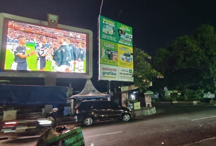 Warga menyaksikan Nobar Piala Dunia Rembang di videotron Alun-alun Rembang.