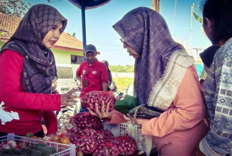 Pasar Tani Pasti Marem Rembang membagikan 300 voucher tebus murah kepada masyarakat.