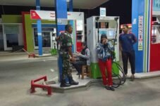 Patroli Babinsa Belik saat berdialog dengan warga di SPBU Belik dalam patroli malam menjaga keamanan wilayah.