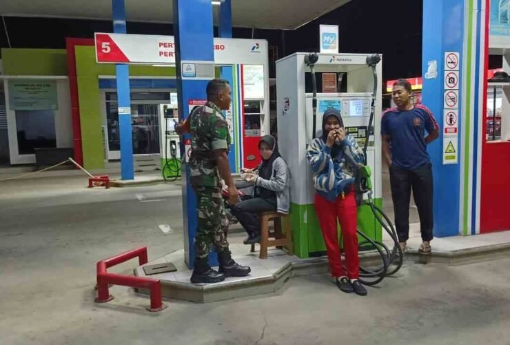 Patroli Babinsa Belik saat berdialog dengan warga di SPBU Belik dalam patroli malam menjaga keamanan wilayah.