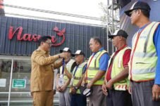 Petugas memasang barcode QRIS e-Parkir saat peluncuran uji coba sistem parkir digital di Jalan Monginsidi, Kota Salatiga.