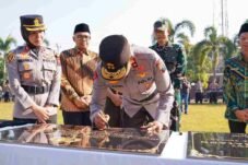 Kapolda Jawa Tengah Irjen Pol Ribut Hari Wibowo mengukuhkan Polresta Batang di Mapolresta Batang.