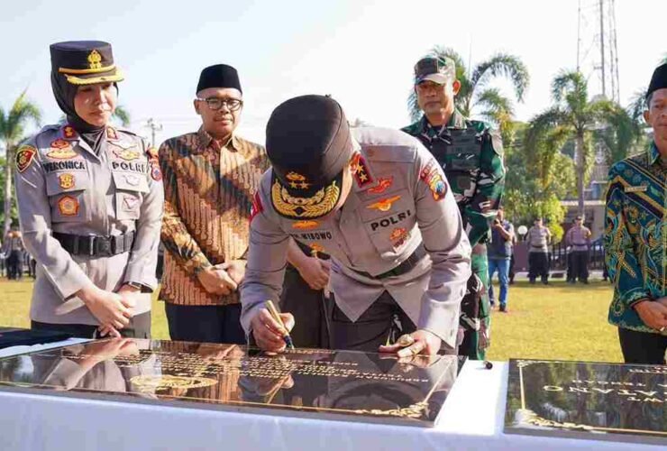 Kapolda Jawa Tengah Irjen Pol Ribut Hari Wibowo mengukuhkan Polresta Batang di Mapolresta Batang.
