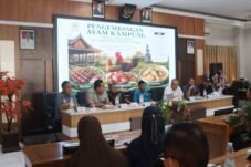 Bupati Blora bersama tim UGM saat forum pengembangan program ayam kampung untuk pemberdayaan ekonomi masyarakat.