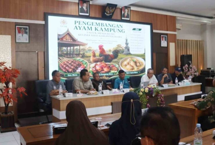 Bupati Blora bersama tim UGM saat forum pengembangan program ayam kampung untuk pemberdayaan ekonomi masyarakat.