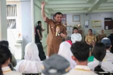 Ahmad Luthfi meninjau Program Sekolah Kemitraan di SMA Laboratorium UPGRIS Semarang.