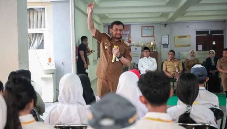 Ahmad Luthfi meninjau Program Sekolah Kemitraan di SMA Laboratorium UPGRIS Semarang.