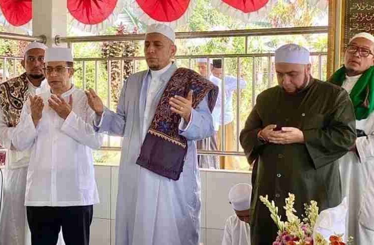 Rizal Bawazier berziarah di Makam Habib Idrus Batang