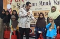 Rizal Bawazier Pemalang santuni anak yatim pada Pentas Budaya Suronan di Kendalsari