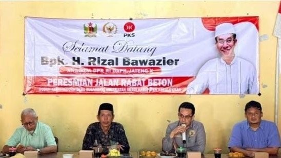 Rizal Bawazier meresmikan jalan rabat beton di Dusun Nengor, Desa Bulaksari, Kecamatan Sragi, Kabupaten Pekalongan.