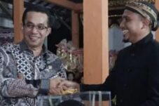 Rizal Bawazier berjabat tangan dengan Dalang Cilik Narendra Hang Eshan pada kegiatan pelestarian wayang kulit.