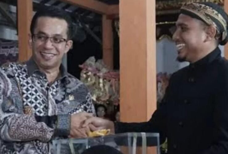 Rizal Bawazier berjabat tangan dengan Dalang Cilik Narendra Hang Eshan pada kegiatan pelestarian wayang kulit.