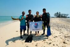 Merah Putih berkibar di bawah laut Rembang saat HUT RI ke-81