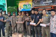 Petugas melakukan operasi penertiban rokok ilegal di Rembang