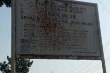 Papan Tanah Milik DPU di lokasi Saluran Irigasi Sambilawang-Asempapan, Kabupaten Pati.