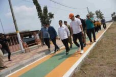 Jogging track 400 meter di Lapangan Cokronegoro Limpung Batang resmi digunakan masyarakat.