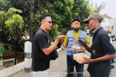 Tim Lambe Umpres membagikan nasi kotak di Pantura Pemalang