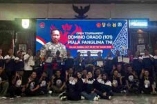 Panitia lomba ORADO Pemalang membersihkan area Pendopo setelah kegiatan