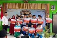 Plt Kadis Dindikpora Pemalang memberikan penghargaan kepada juara OSN SD 2026