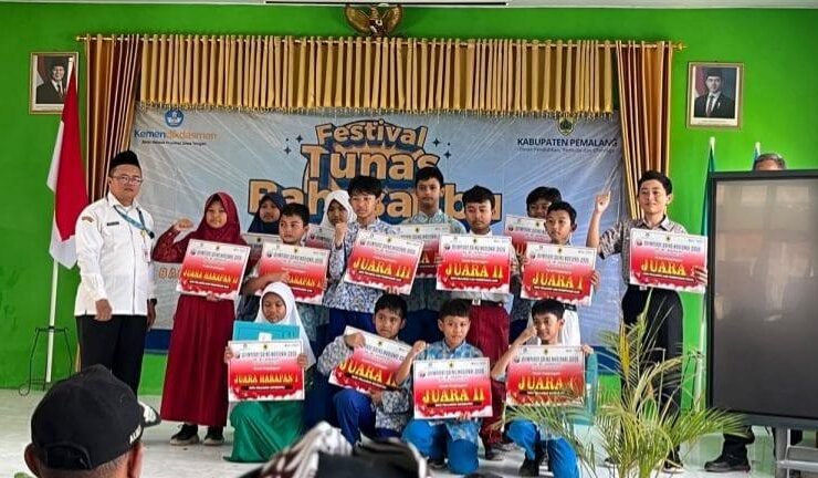 Plt Kadis Dindikpora Pemalang memberikan penghargaan kepada juara OSN SD 2026