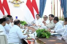 Presiden Prabowo Subianto membahas percepatan pendidikan gratis sekolah negeri