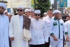 Rizal Bawazier membaur bersama ribuan santri dan jemaah dalam Maulid Akbar Habib Idrus di Pekalongan