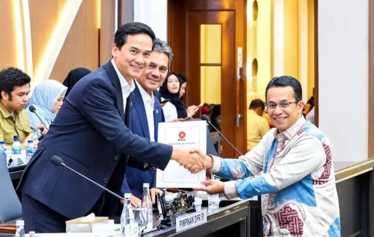 Rizal Bawazier menyampaikan pandangan Fraksi PKS terkait RUU Kadin di Baleg DPR RI